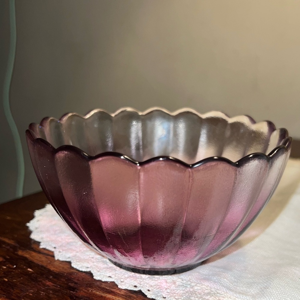 stunning Walther Glass Solaris Studio Nova art glass bowl boasts a purple hue